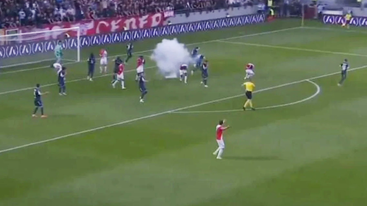 Sahalarda görülmemiş olay! Taraftarlar patlayıcı attı, futbolcular yere yığıldı