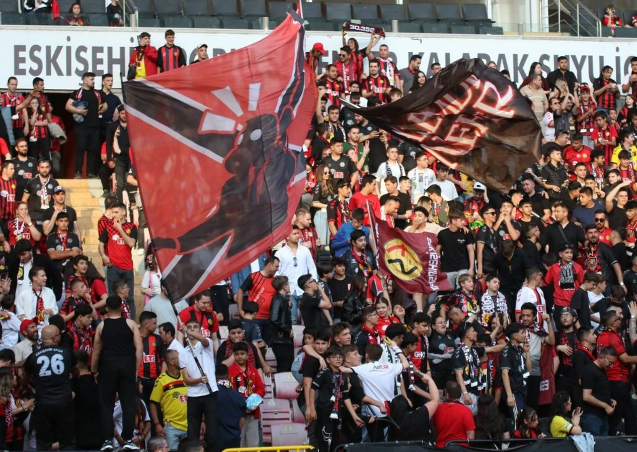 Eskişehirspor’dan 17 yıl sonra gelen unutulmayacak zafer kutlaması! Taraftardan siyah-kırmızı şov