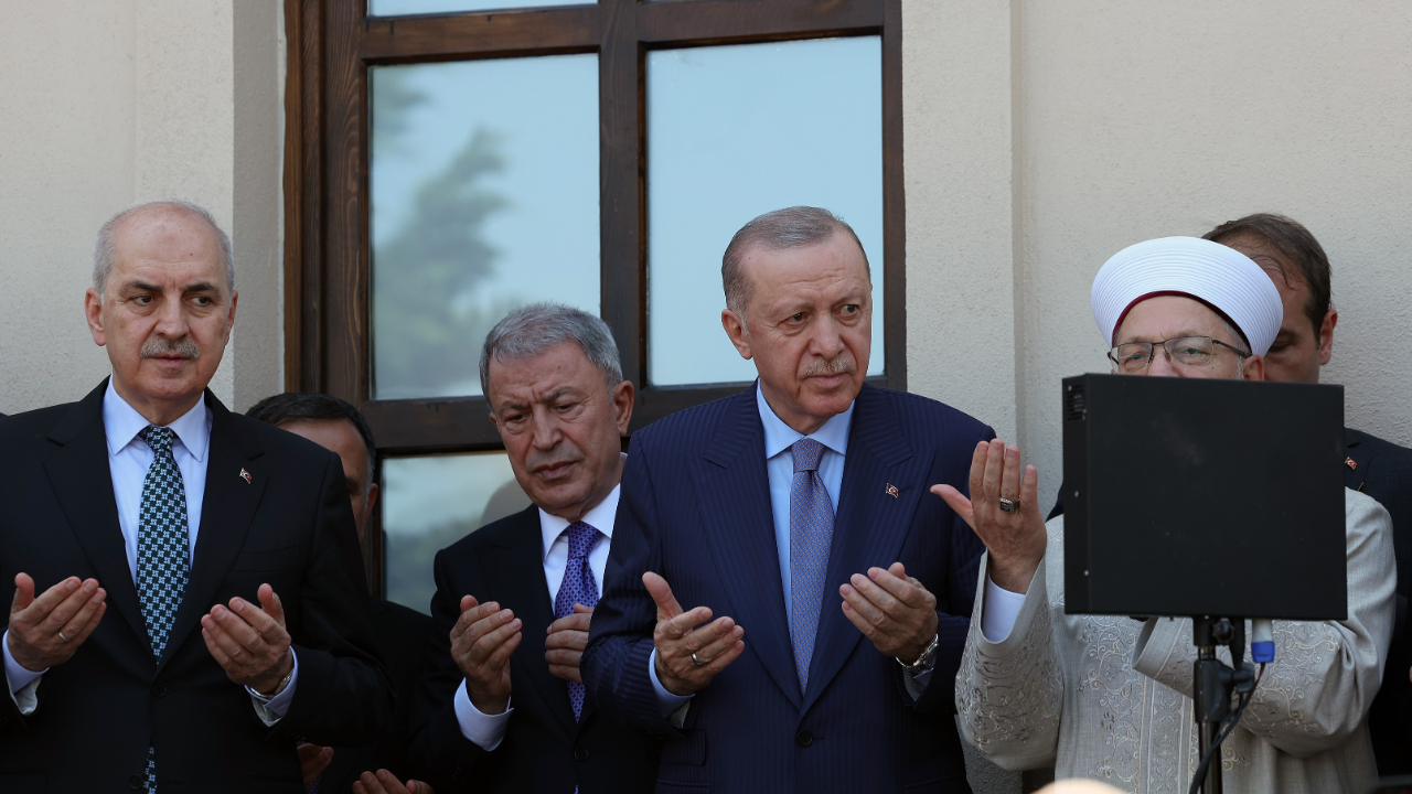 Restore edilen tarihi Gümrükçü İshak Ağa Camii, Cumhurbaşkanı Erdoğan'ın katılımıyla ibadete açıldı