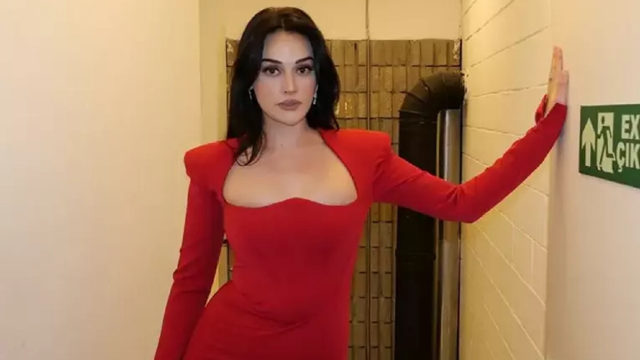 Esra Bilgiç kırmızı elbisesiyle sosyal medyayı salladı!