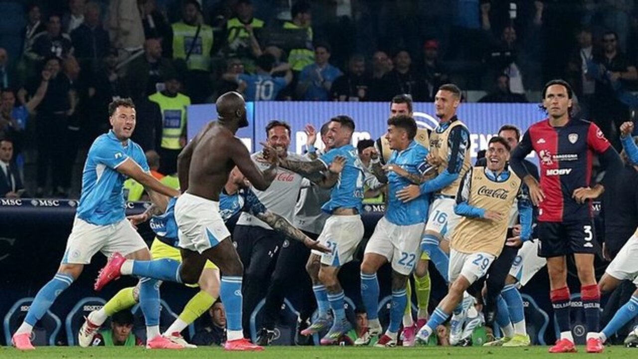 Napoli son hafta geçit vermedi, Serie A'da şampiyonluk ipini göğüsledi (Napoli 2 - 0 Cagliari | Maçın sonucu)