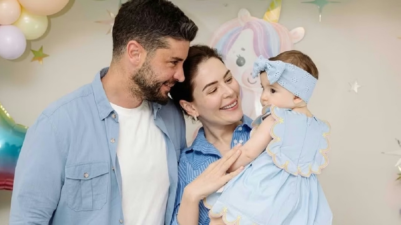 Yıldız Çağrı Atiksoy ve Berk Oktay'ın mutluluğu taçlandı: Minik Mira Milena'nın yüzü ilk kez görüldü!