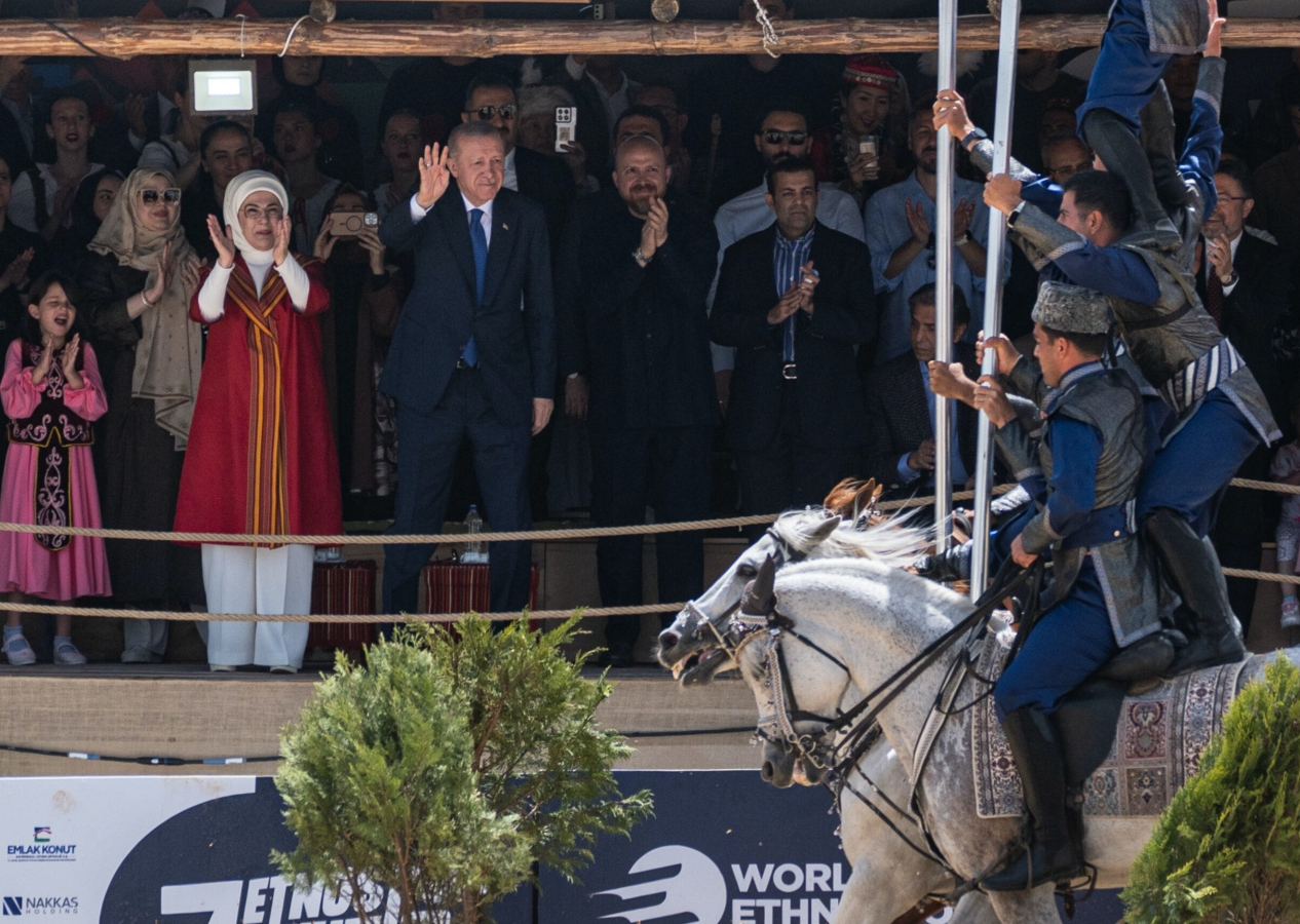 Cumhurbaşkanı Erdoğan, Etnospor Kültür Festivali’ne katıldı: Karabağ’dan gelen ekibin bayraklı gösterisini ayakta alkışladı