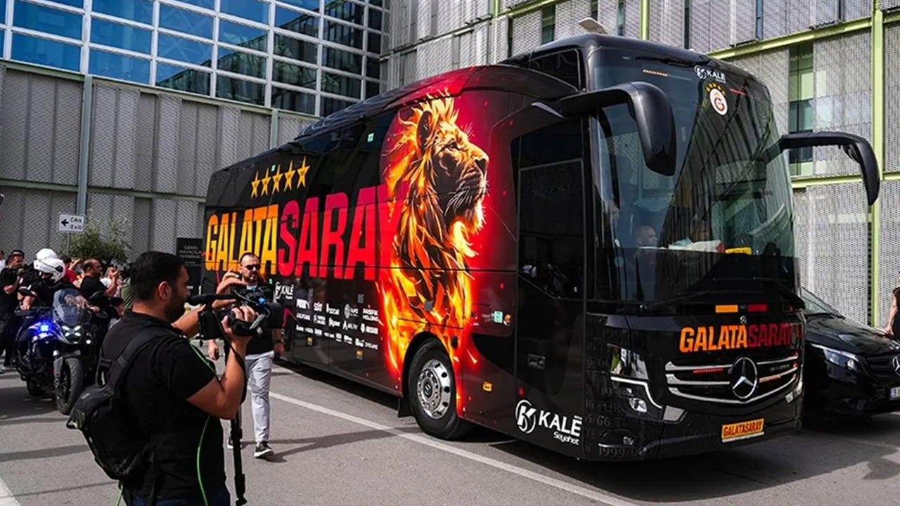 Galatasaray takım otobüsüne taşlı saldırı: Camlar kırıldı!