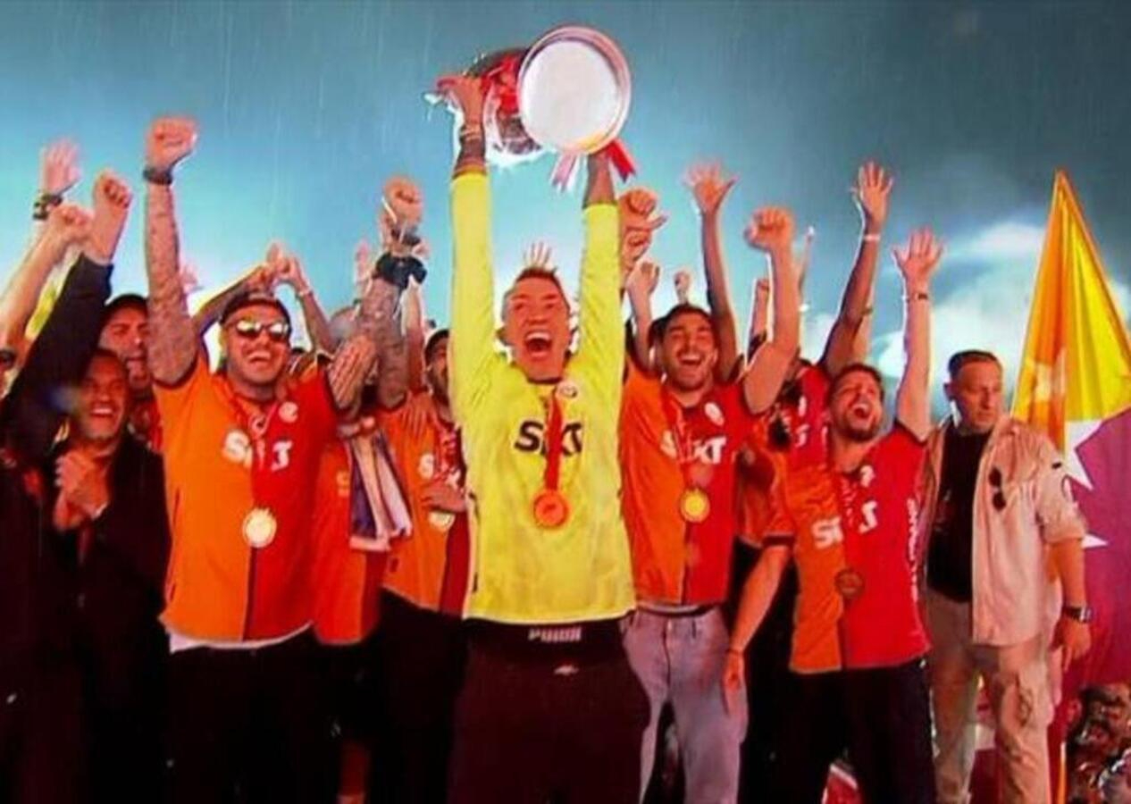 Galatasaray, Yenikapı'da Süper Lig kupasına kavuştu