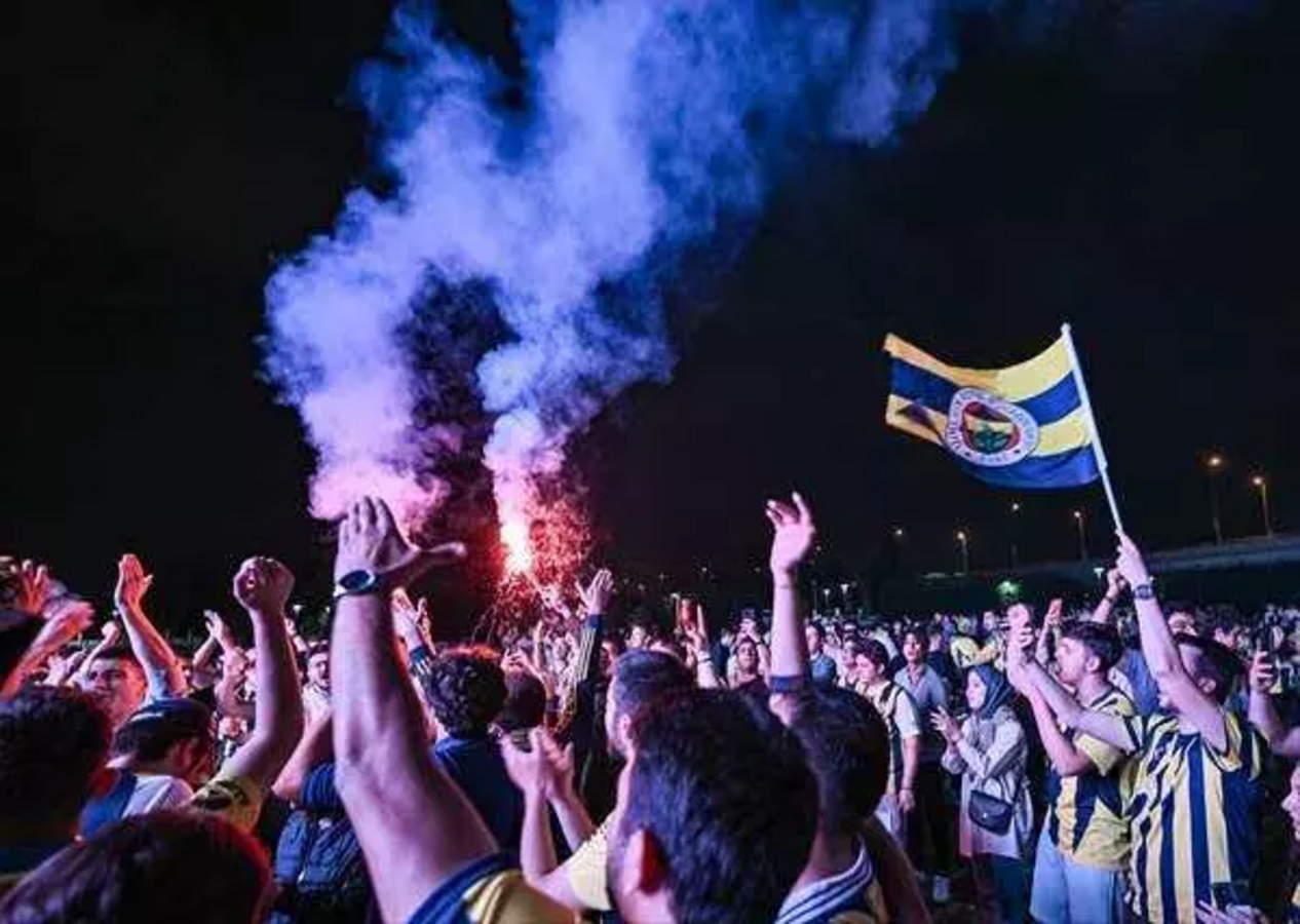 Fenerbahçe'nin şampiyonluğu sonrası binler sokağa döküldü!