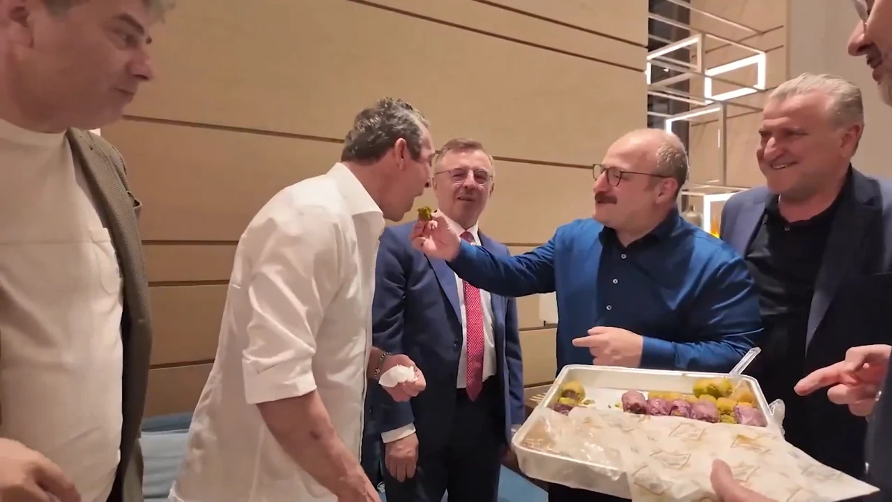 Abu Dabi'daki dev final öncesinde Ali Koç'tan okunmuş baklava keyfi!