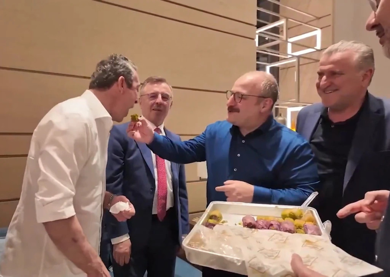 Abu Dabi'daki dev final öncesinde Ali Koç'tan okunmuş baklava keyfi!