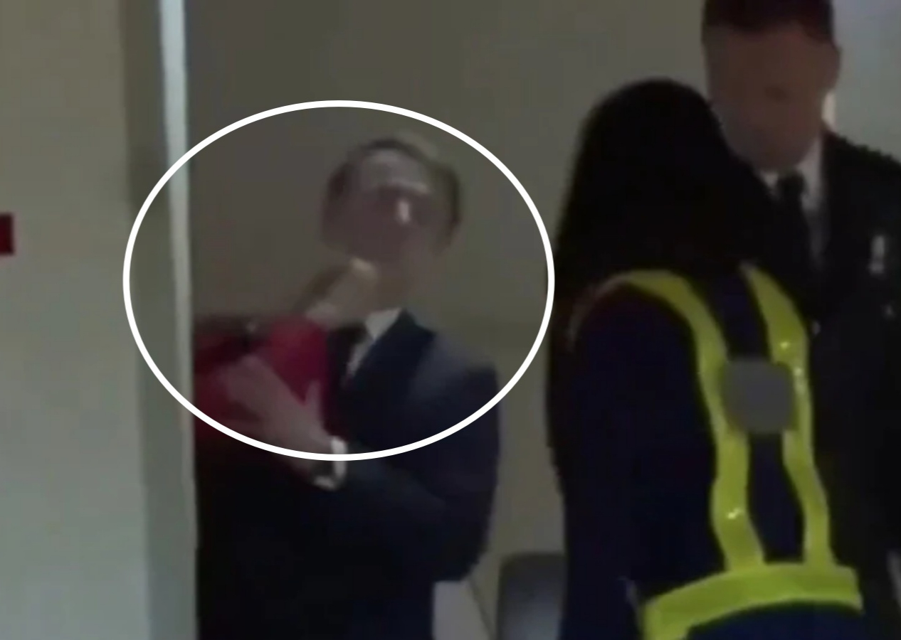 Fransa Cumhurbaşkanı Macron eşinden tokat yedi! Kameralar önünde aile krizi patladı...