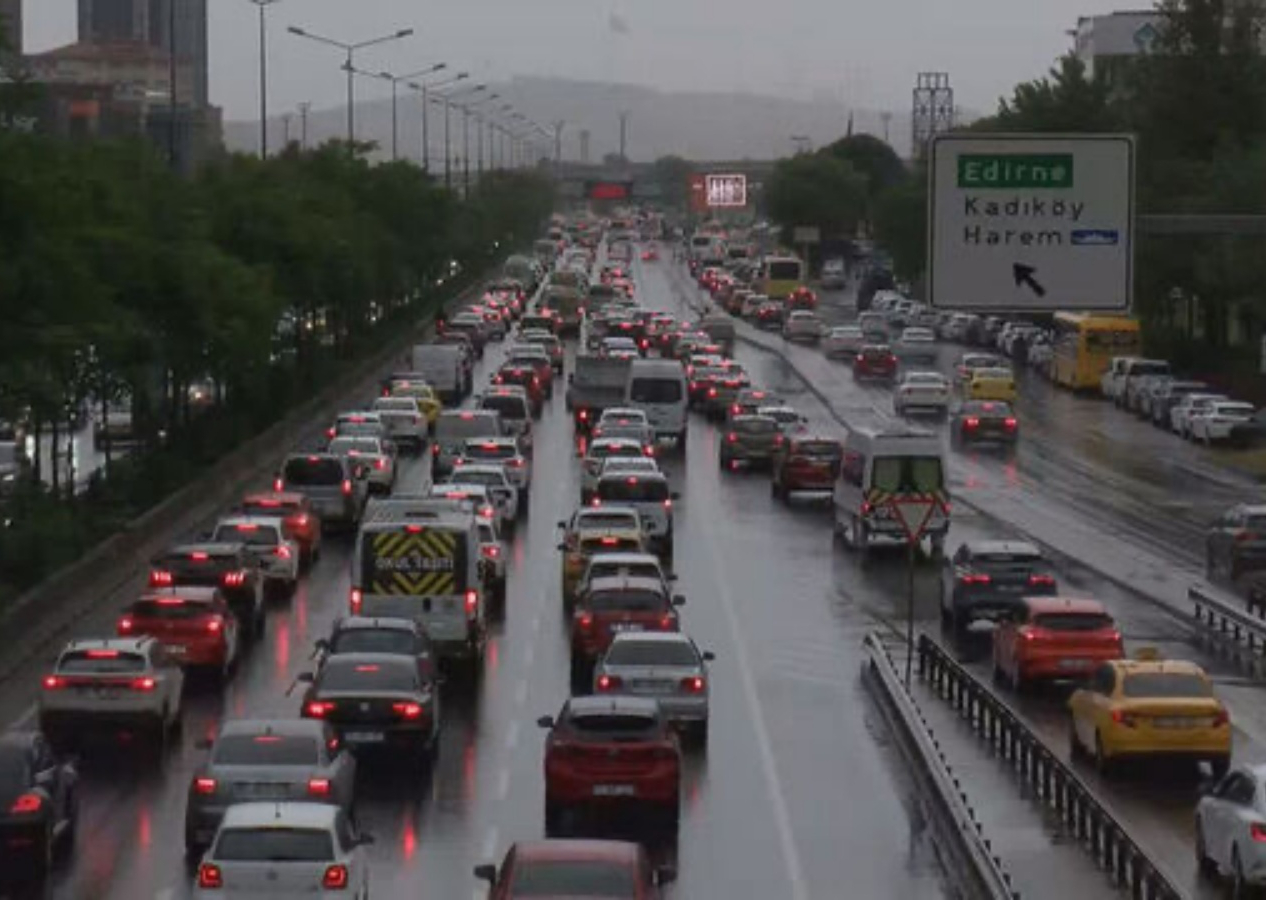 Her yağmurda aynı tablo! Mesai sabahı çileye döndü... İstanbul'da trafik yüzde 80'e ulaştı!