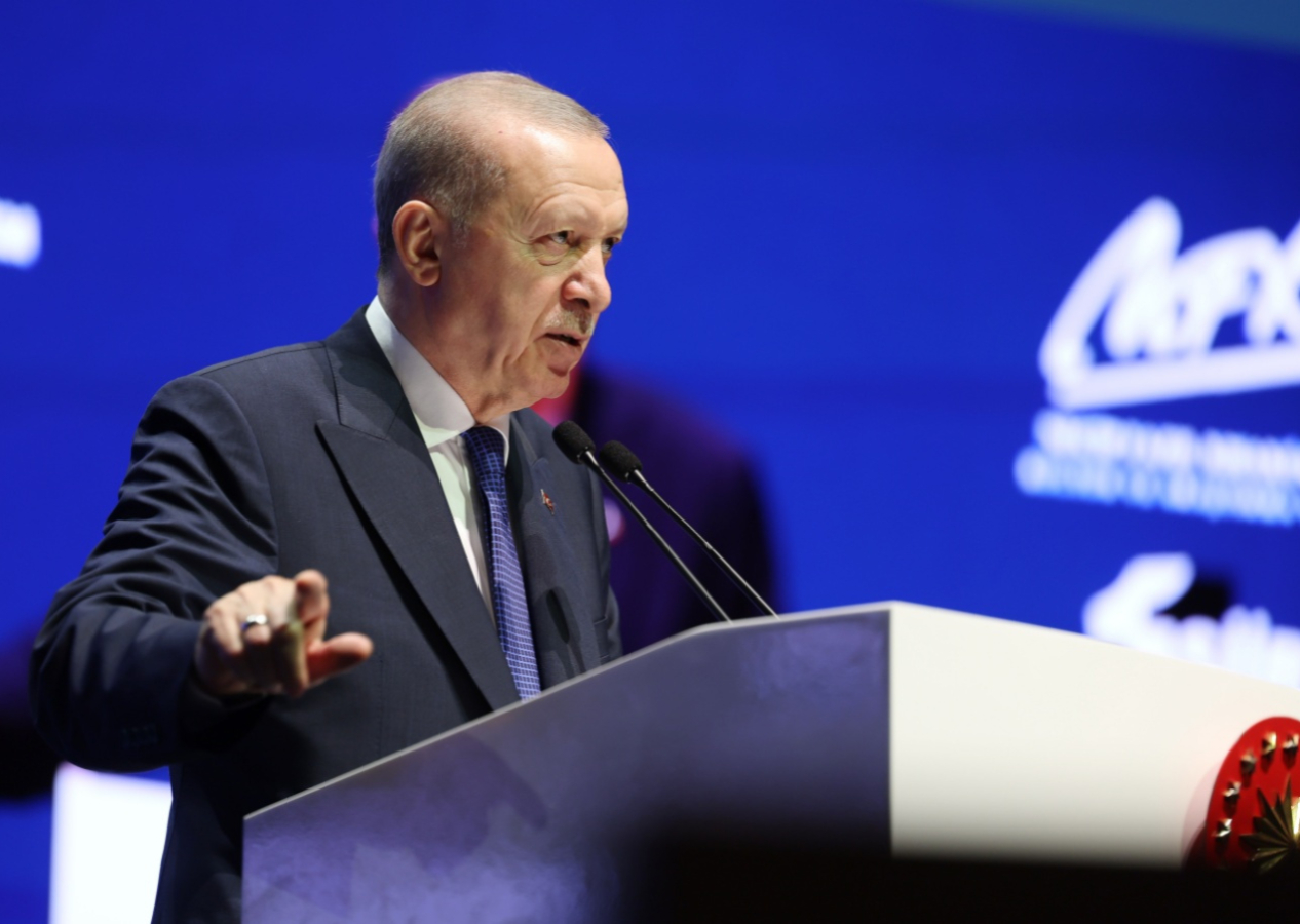 Cumhurbaşkanı Erdoğan'dan kamu çalışanlarına net uyarı: Görevini kötüye kullananların gözünün yaşına bakmayız!