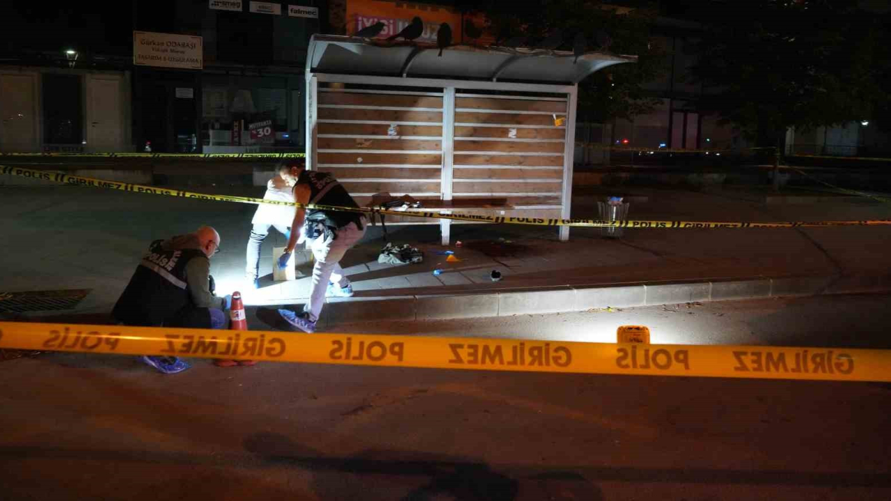 Samsun'da emekli polis memuru otobüs durağında kendini vurdu