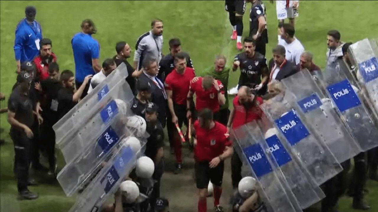 2. Lig maçında büyük olay: Hakemler sahayı terk etti!