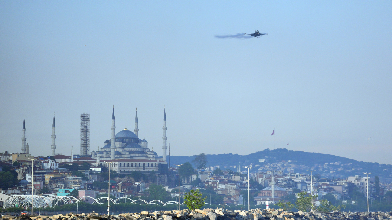 SOLOTÜRK İstanbul'un fethinin yıldönümü için prova uçuşu yaptı!