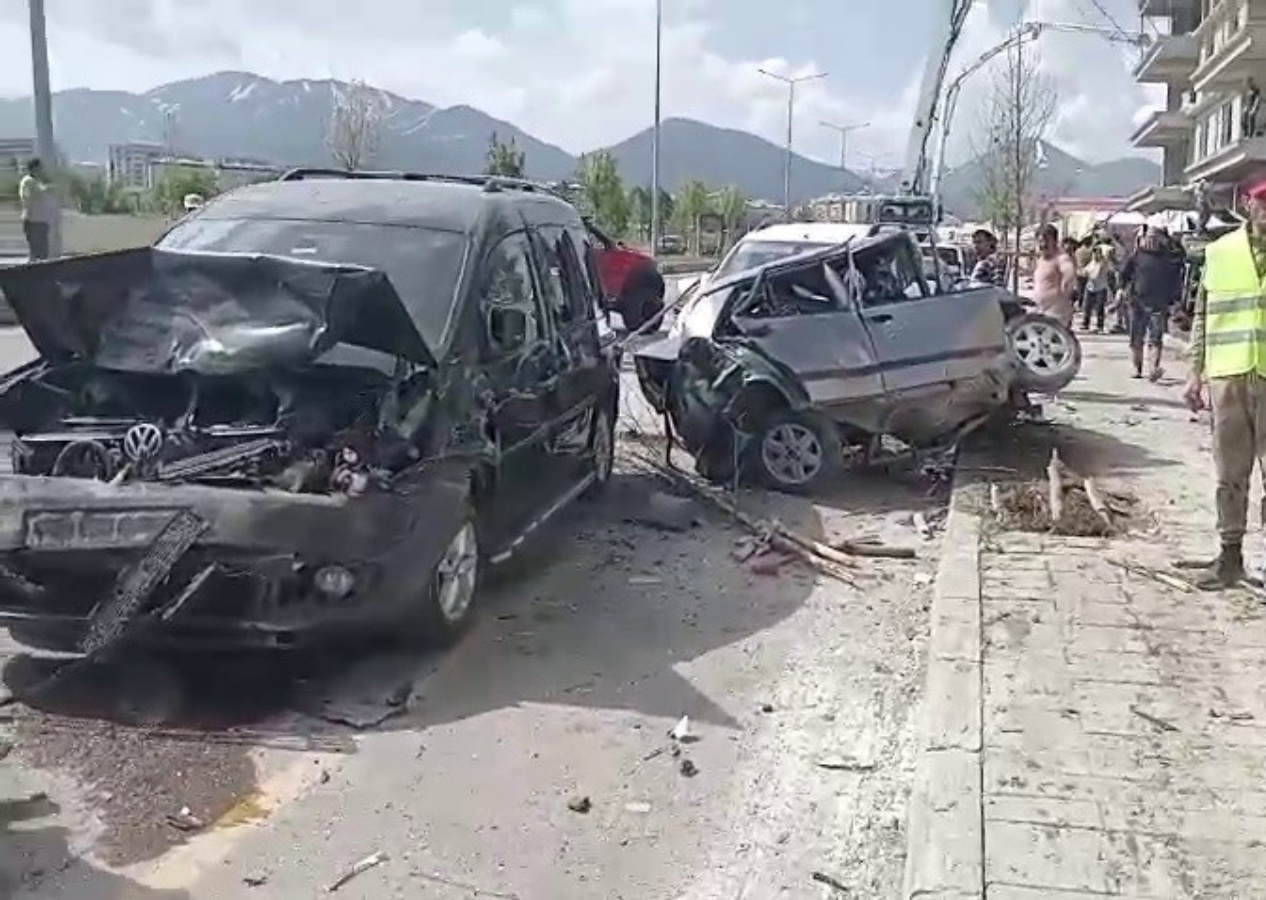 Freni boşalan beton mikseri Erzurum'u savaş alanına çevirdi: Onlarca araca çarptıktan sonra devrildi