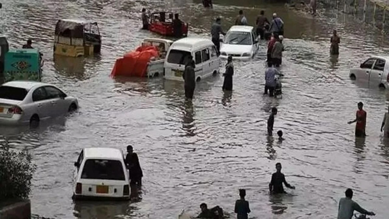 Pakistan'ı şiddetli yağış ve fırtına vurdu: 6 kişi hayatını kaybetti