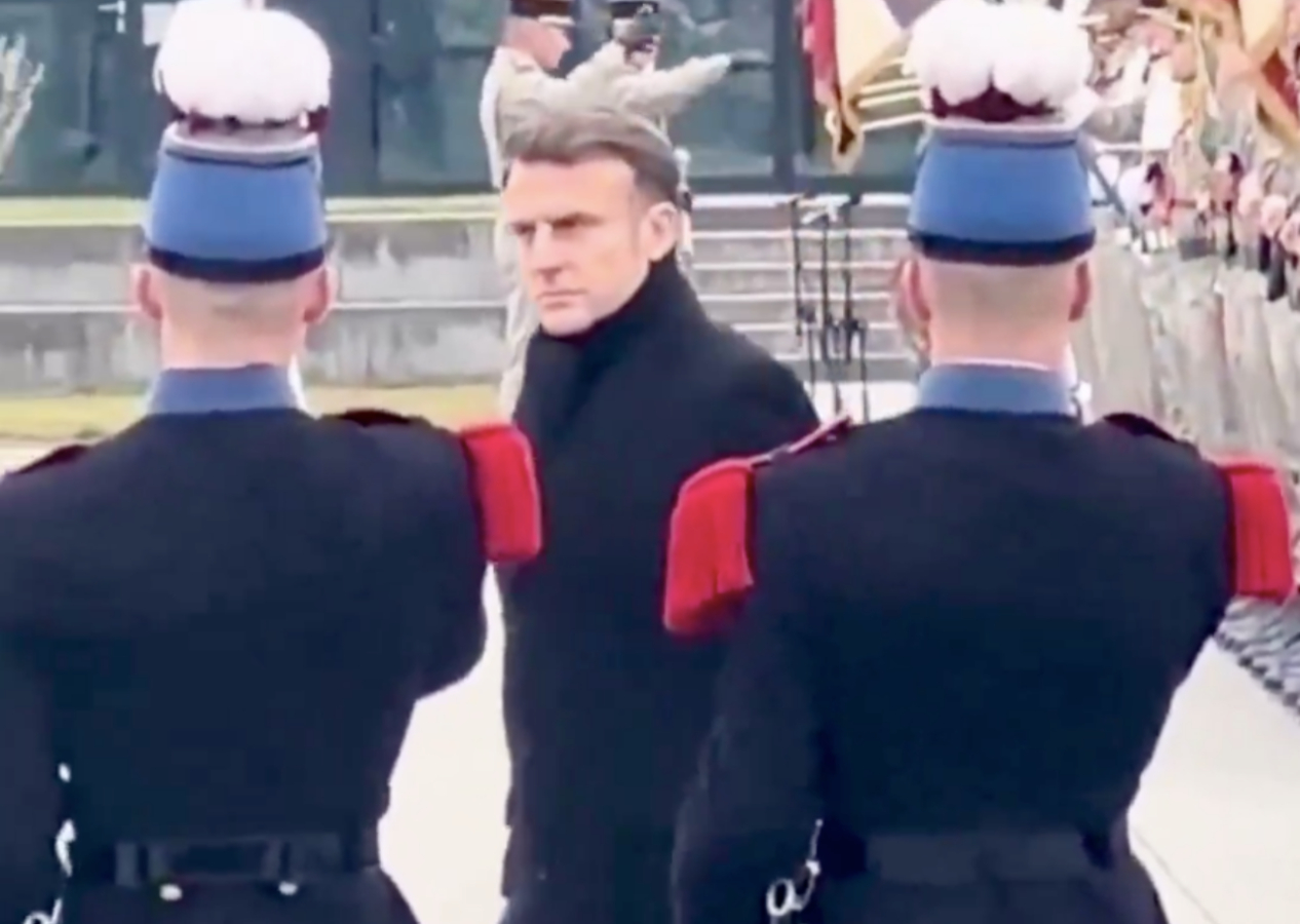 Eşinden tokat yiyen Macron karizmayı kurtarmaya çalışıyor! ‘Sert adam’ rolleri alay konusu oldu