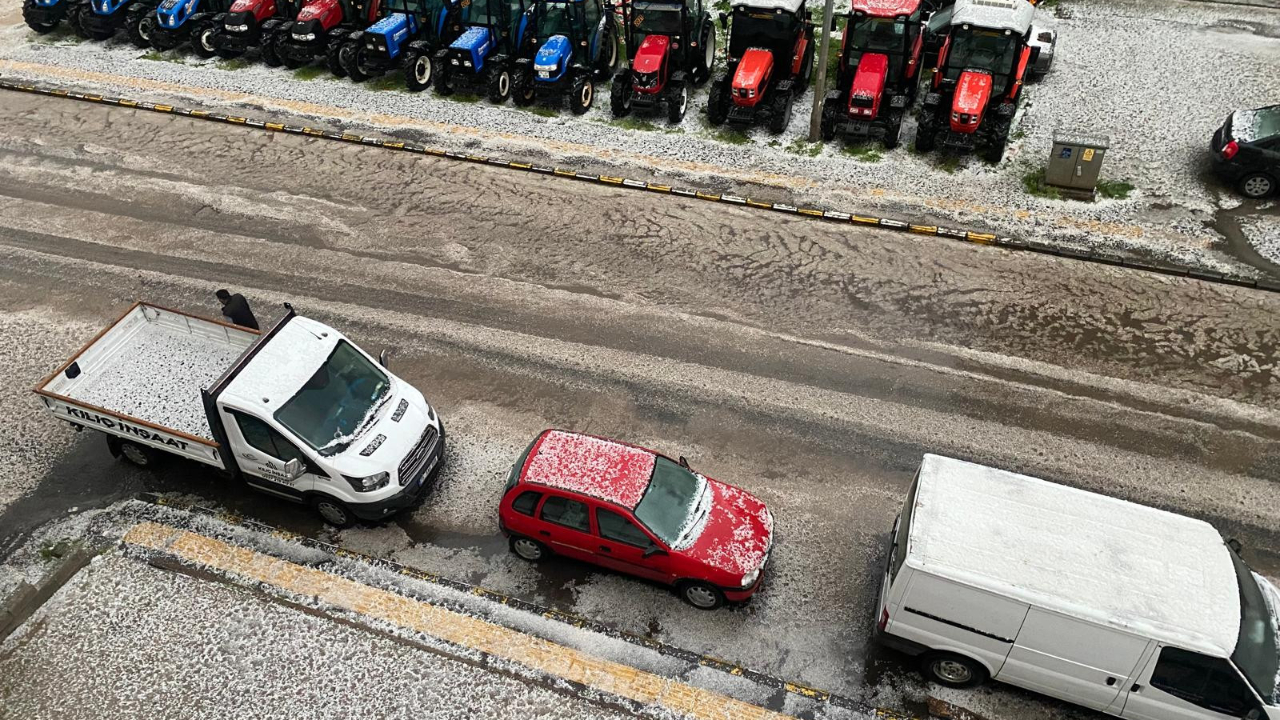 Ardahan'da şiddetli sağanak! Dolu etkili oldu...