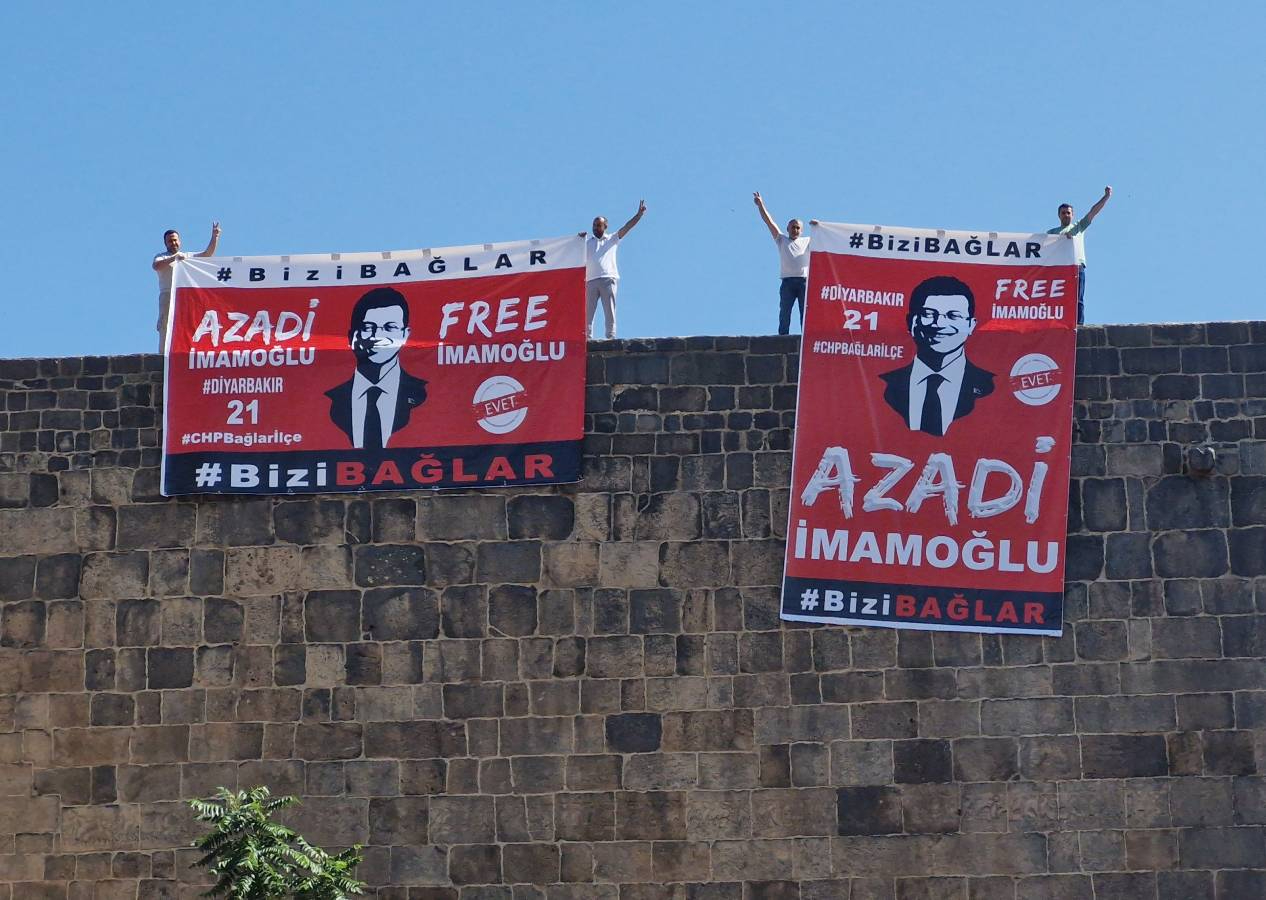 Diyarbakır surlarına asılan 'İmamoğlu' pankartlarına polis el koydu, CHP'li başkana ceza kesildi
