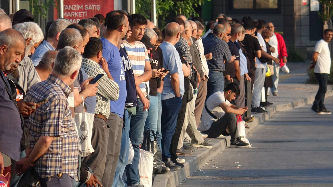 İzmir'de 23 bin işçi grevde: Otobüs duraklarında metrelerce kuyruk oluştu
