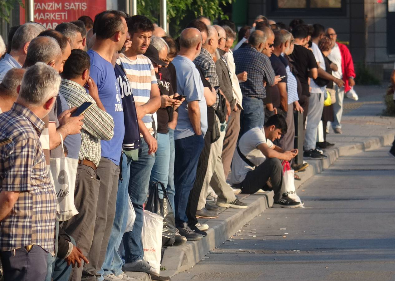 İzmir'de 23 bin işçi grevde: Otobüs duraklarında metrelerce kuyruk oluştu