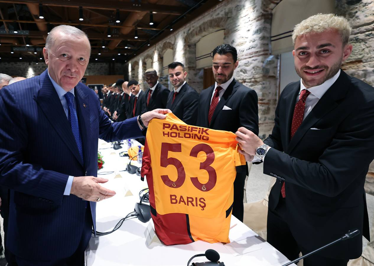 Galatasaray'dan Dolmabahçe'ye tam kadro ziyaret: Cumhurbaşkanı Erdoğan'a 53 numaralı forma hediye edildi