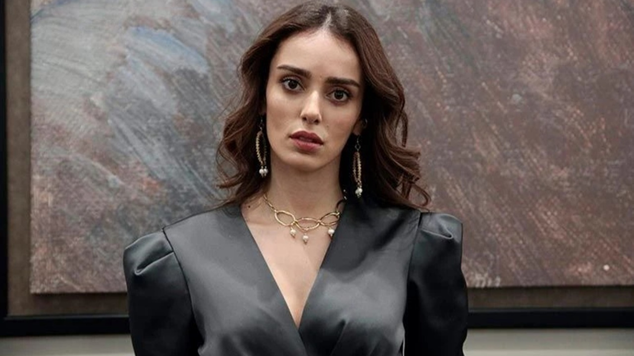 Bestemsu Özdemir'den ilan-ı aşk! Yeni sevgilisiyle romantik pozları sosyal medyayı salladı