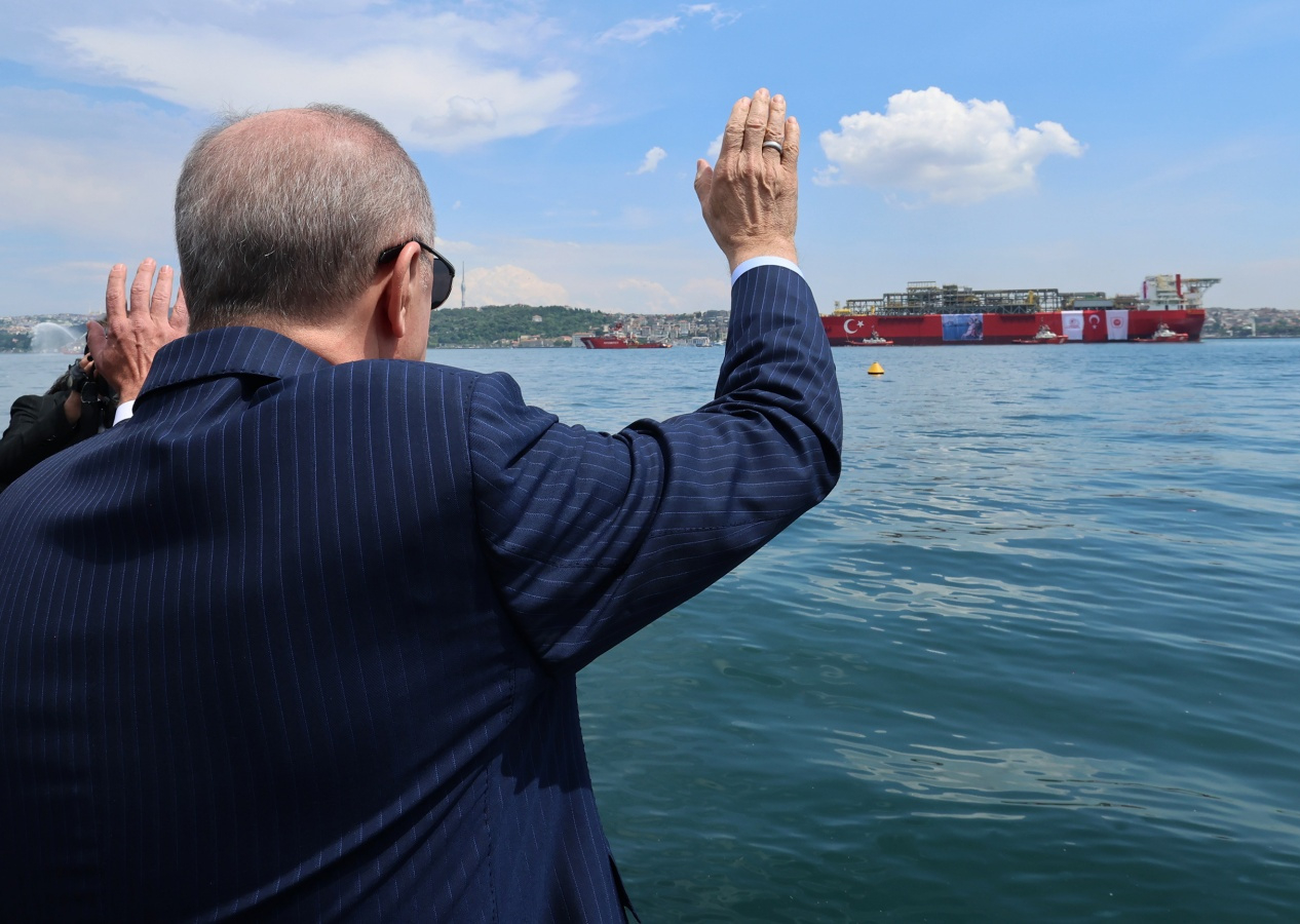 Cumhurbaşkanı Erdoğan Dolmabahçe'den uğurladı: Doğalgaz üretim platformu Osman Gazi Karadeniz'e açıldı