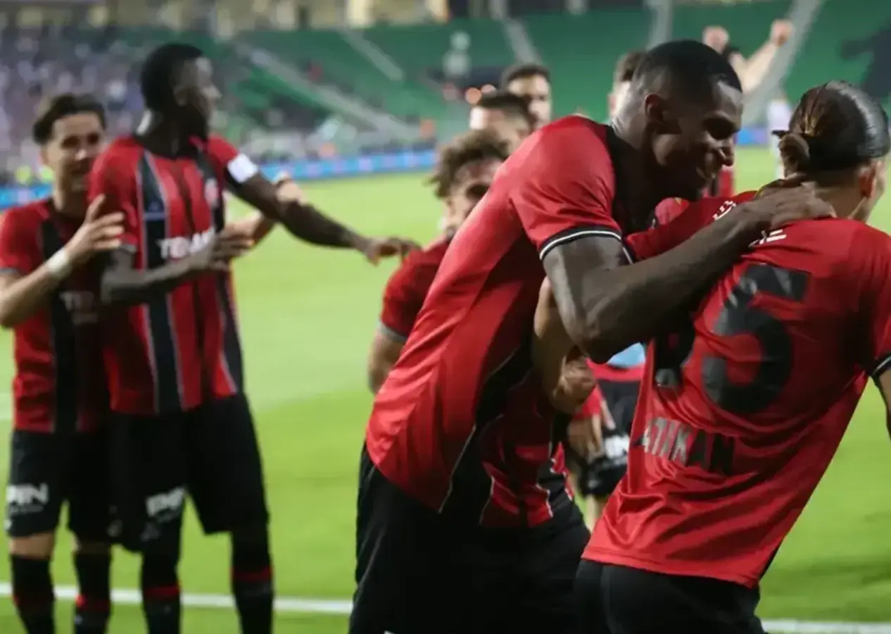 Fatih Karagümrük geriden geldi, Süper Lig'e yeniden yükseldi (Fatih Karagümrük 3 - 1 Bandırmaspor | Finalin özeti)