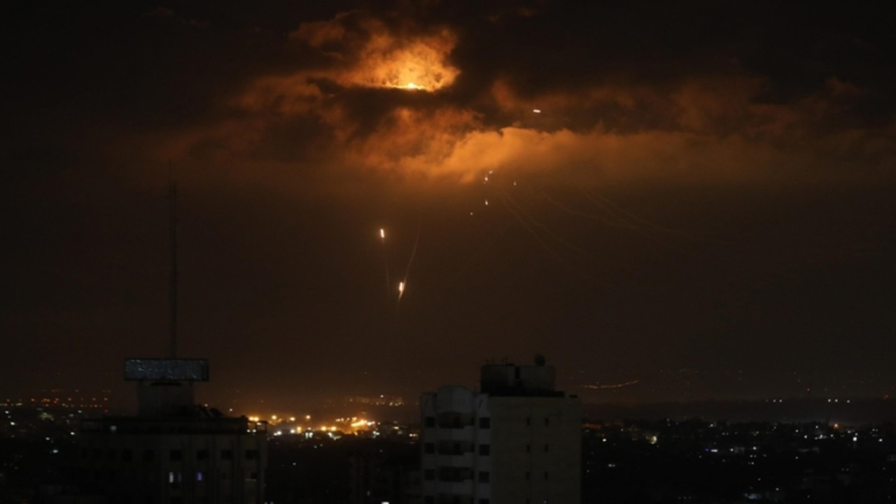 Husiler, İsrail’i balistik füze ile vurdu: Tel Aviv’de siren sesleri!