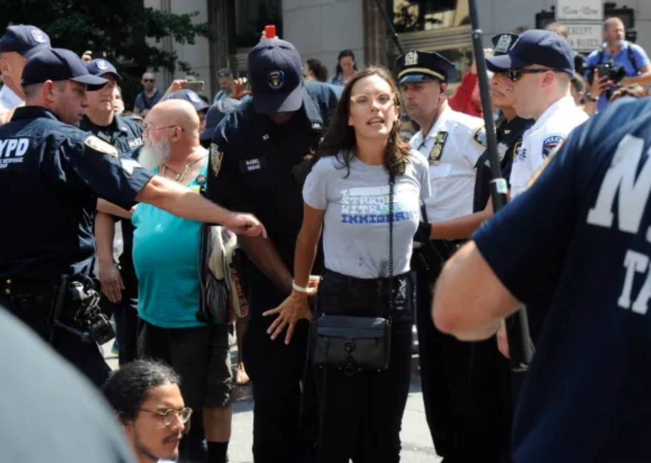 Chuck Schumer'e imza gününde protesto: Ellerinde hep Filistinlilerin kanı olacak