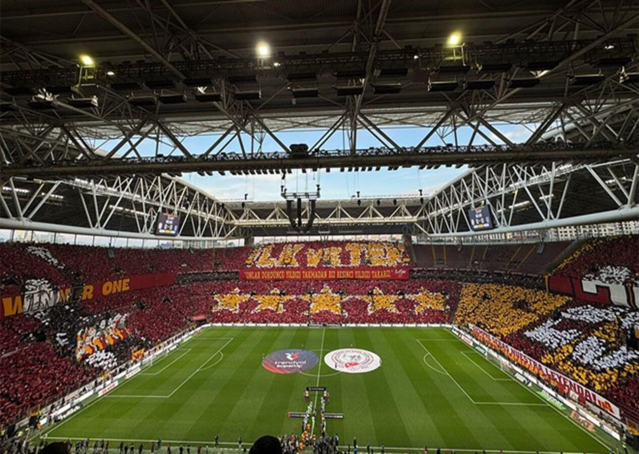 Galatasaray'dan dev koreografi: Jose Mourinho ve Fenerbahçe'ye olay gönderme!