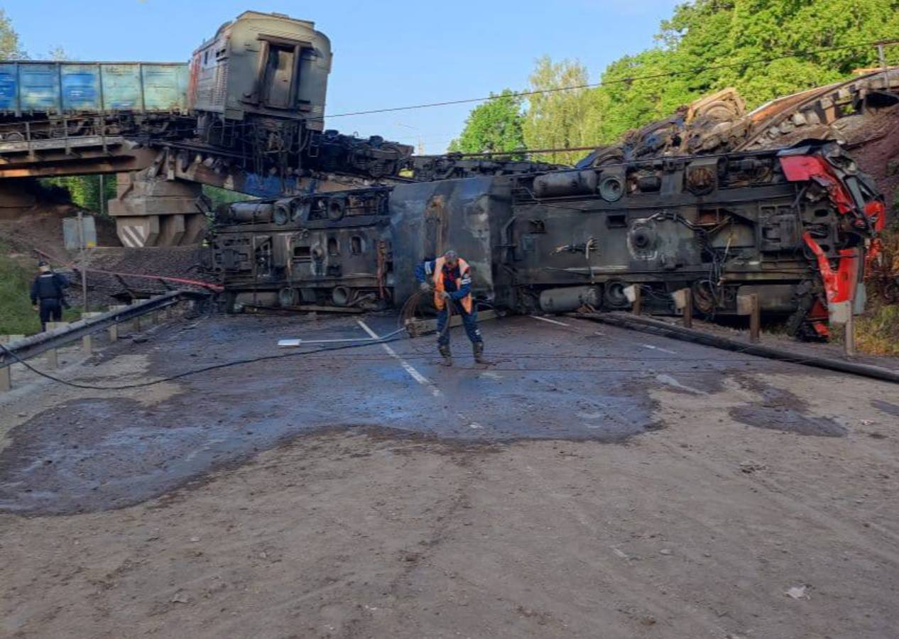 Rusya'da yolcu treninin üzerine köprü çöktü: 7 ölü, 66 yaralı