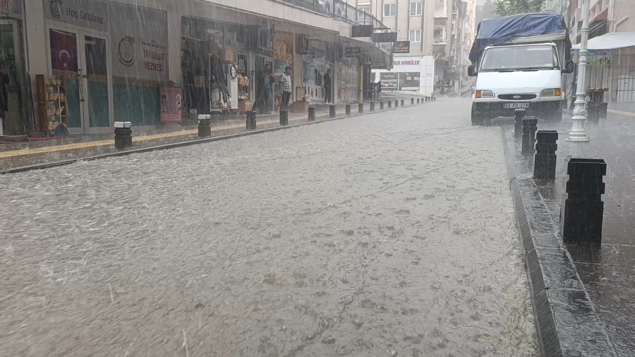 Amasya'da sağanak ve dolu etkili oldu! Ev ve işyerlerini su bastı...