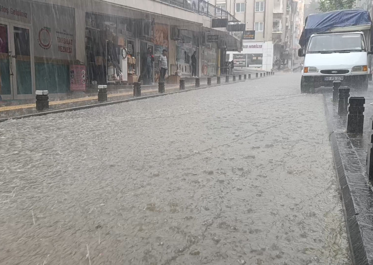 Amasya'da sağanak ve dolu etkili oldu! Ev ve işyerlerini su bastı...