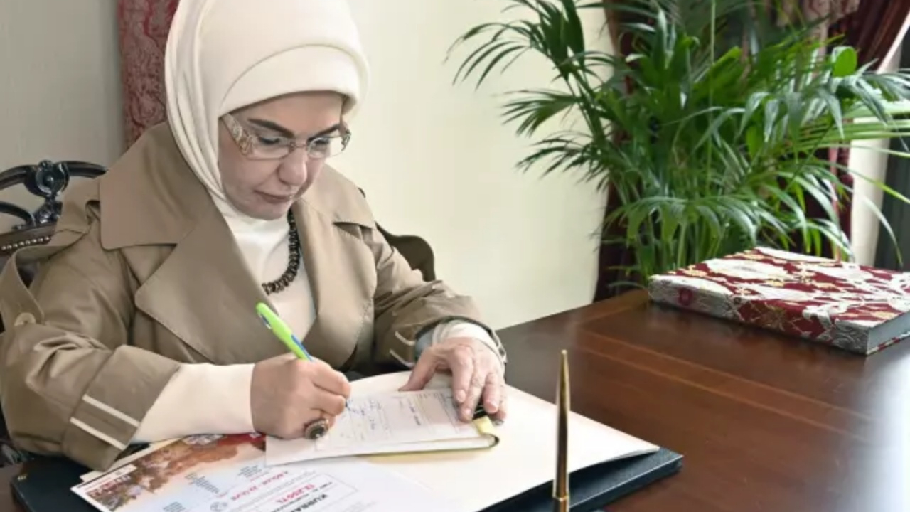 Emine Erdoğan’dan 7 hisse kurban bağışı: Cumhurbaşkanı Erdoğan’ı geride bıraktı, toplam bağış 63 bin 750 TL oldu!