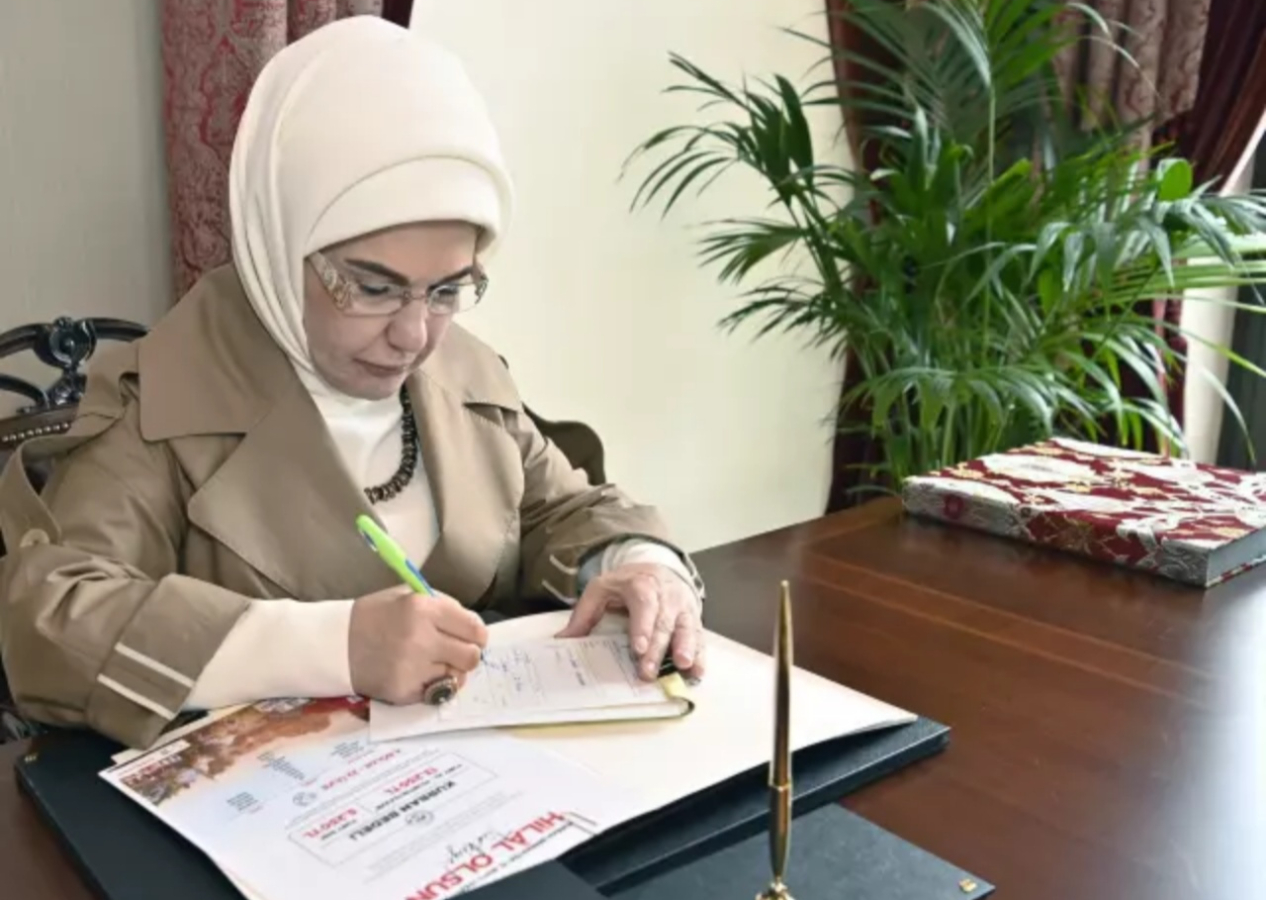 Emine Erdoğan’dan 7 hisse kurban bağışı: Cumhurbaşkanı Erdoğan’ı geride bıraktı, toplam bağış 63 bin 750 TL oldu!