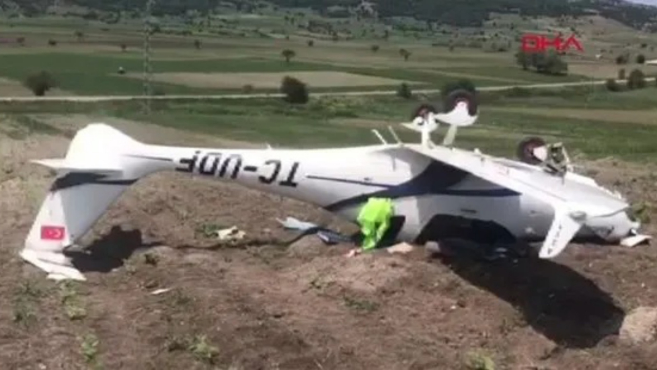 Bilecik’te eğitim uçağı zorunlu iniş yaptı: Boş araziye inen uçak ters döndü, olay yerinden ilk görüntüler geldi