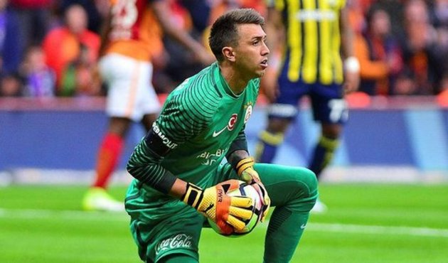 Muslera: Sarı kartlar adil mi bakmak lazım!