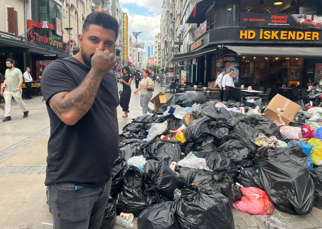 İzmir grev yüzünden kokmaya başladı: Çöpler sokaklara taştı! DİSK'ten yarın için büyük tehdit...