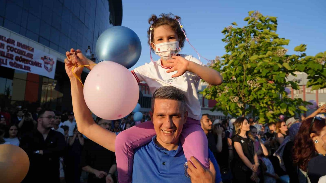 Gaziantep'te minik Elif Azra için balonlar gökyüzüne bırakıldı