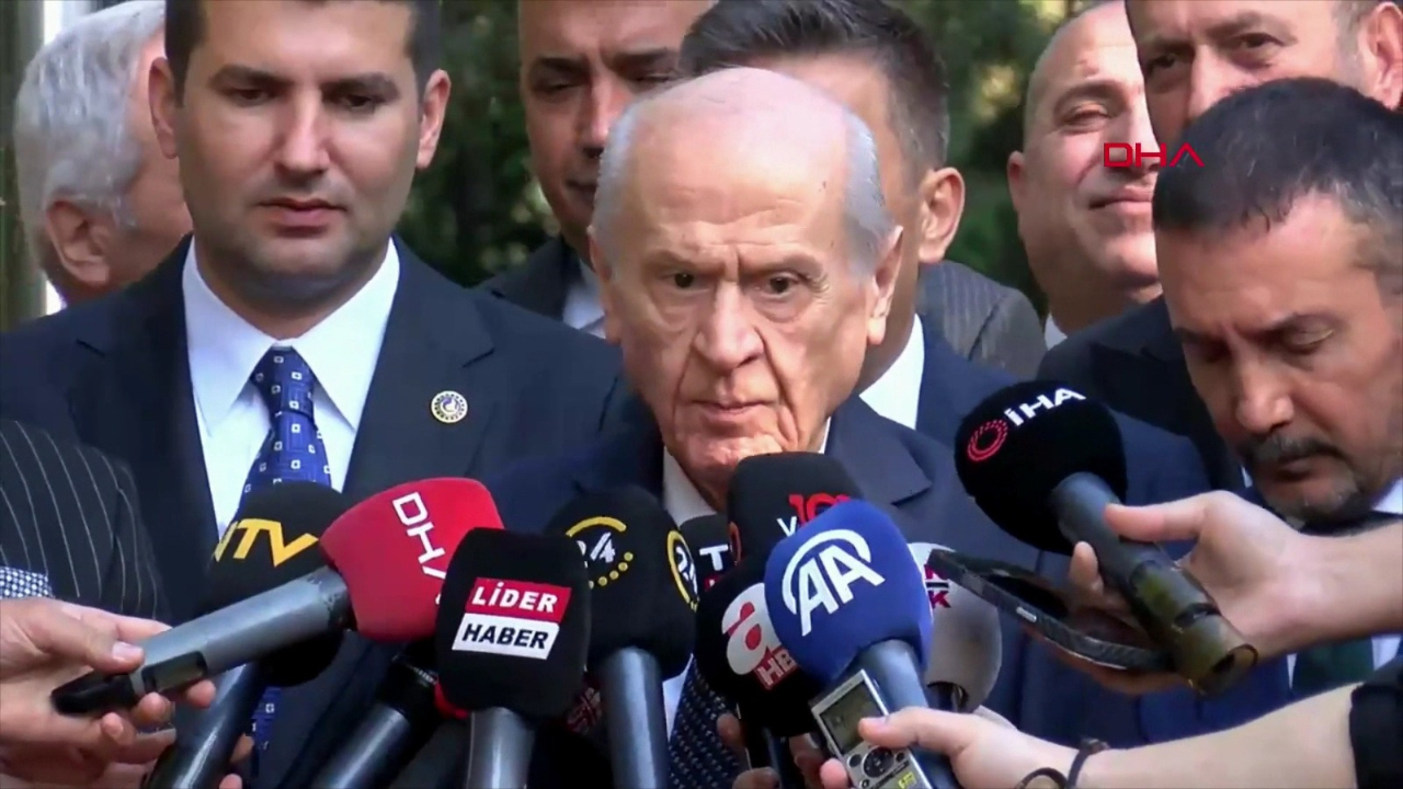 Devlet Bahçeli, Alparslan Türkeş’in kabrini ziyaret etti! Dikkat çeken mesaj: Bütün partiler Türkiye partisi olmalı! Darbeler anayasası yok edilmeli