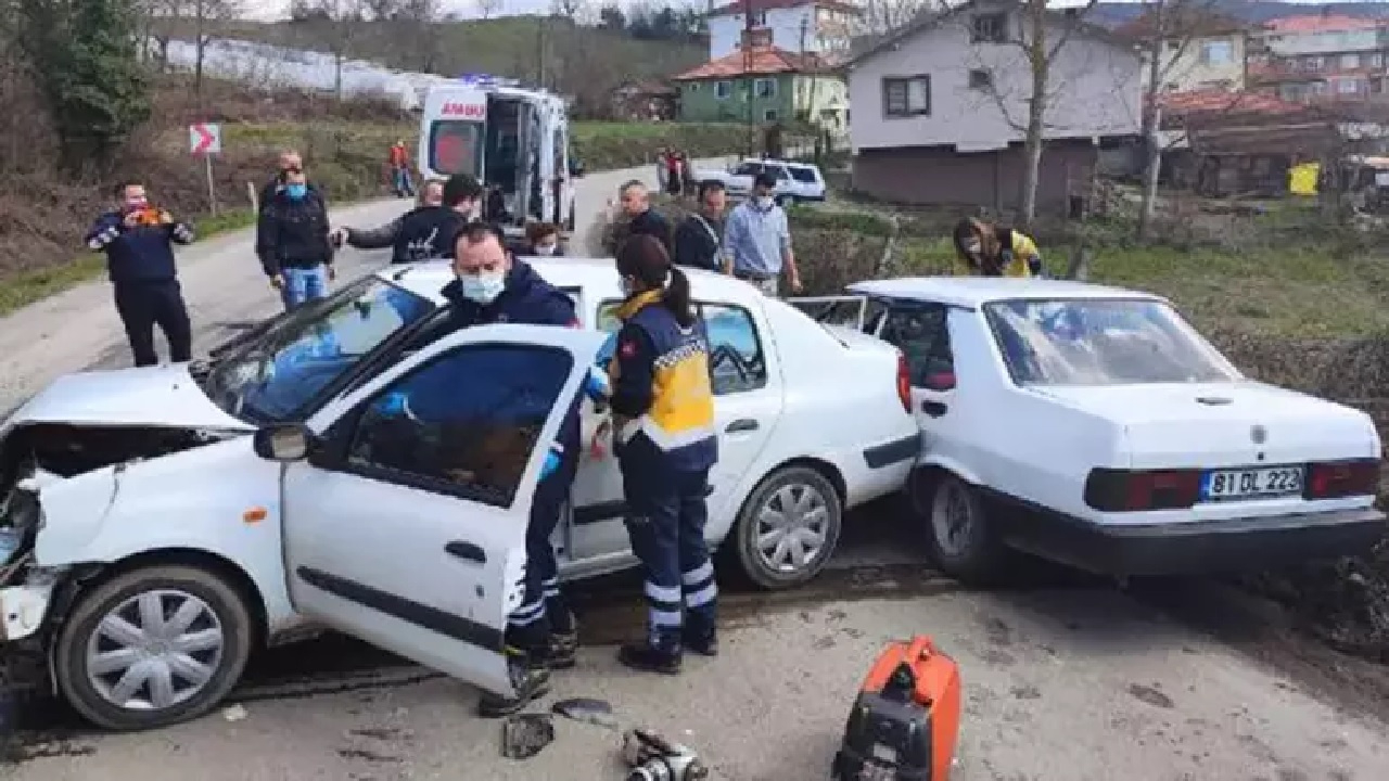 Bartın’da iki araç kafa kafaya çarpıştı: 4 kişi yaralandı...