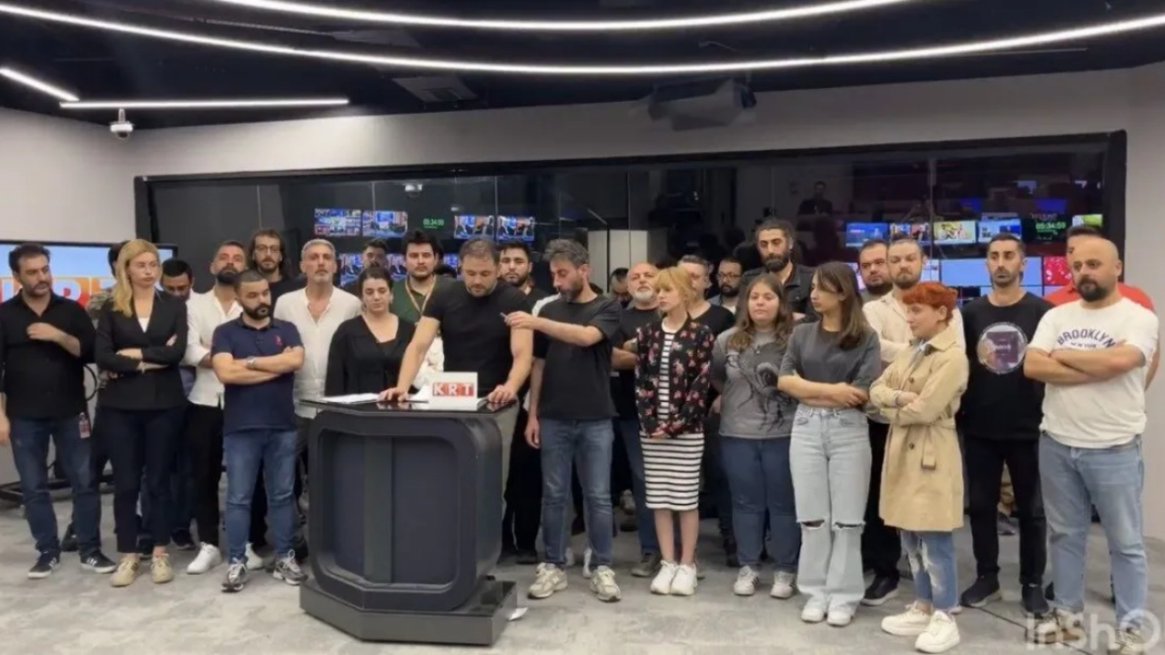 KRT TV'de maaşlar iki aydır yatırılmadı! Çalışanlar yayın durdurup, kanal önünde eylem ve basın açıklaması yaptı
