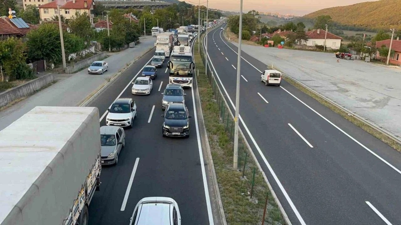 Bayram trafiği çilesi başladı! Bolu geçişinde trafik durma noktasına geldi