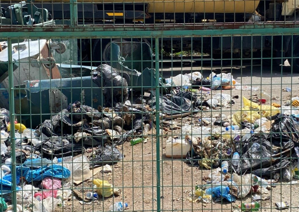CHP'li İzmit Belediyesi’nden temizlik skandalı: Temizlik Müdürlüğü çöp içinde kaldı!