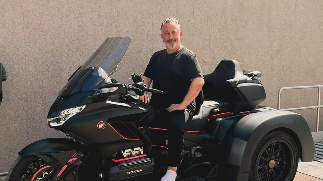 Cem Yılmaz’ın servet değerindeki özel yapım motosikleti gündem oldu: Fedon’dan espirili yorum