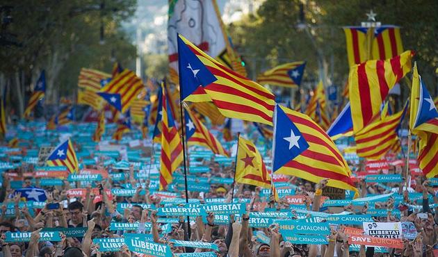 Bağımsızlık yanlısı Katalanlar Barcelona'da sokağa döküldü!