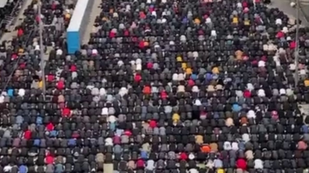 Moskova’da on binlerce Müslüman sokakta namaz kıldı