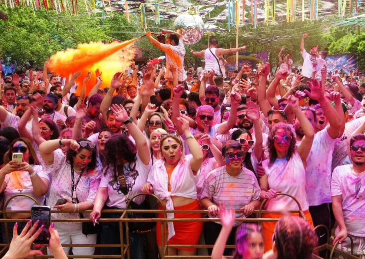 Van'da bayram coşkusu renklendi: İranlı turistler boya ve su festivalinde eğlendi!